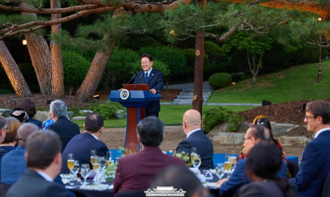 President Lee hosts dinner for diplomats, int'l organization reps
