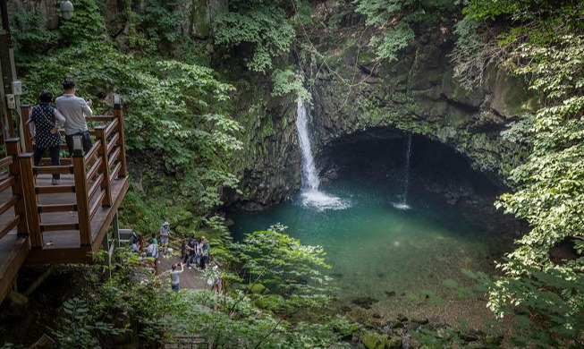 Vacationers escape heat via gorgeous waterfalls