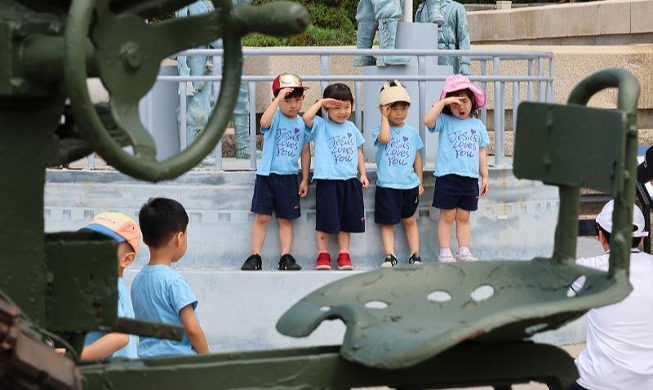 Children salute at Memorial Hall for Incheon Landing Operation