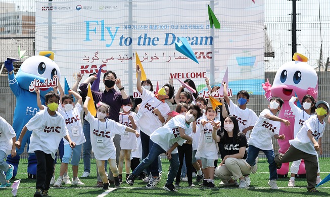 Children of Afghan refugees fly paper planes