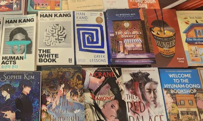 [Global K-life] ⑤ Hallyu steering fans toward Korean literature