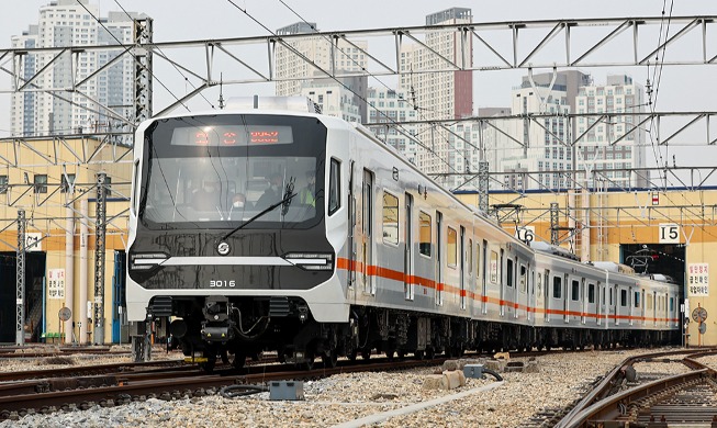 New electric cars make debut on Seoul subway Line 3