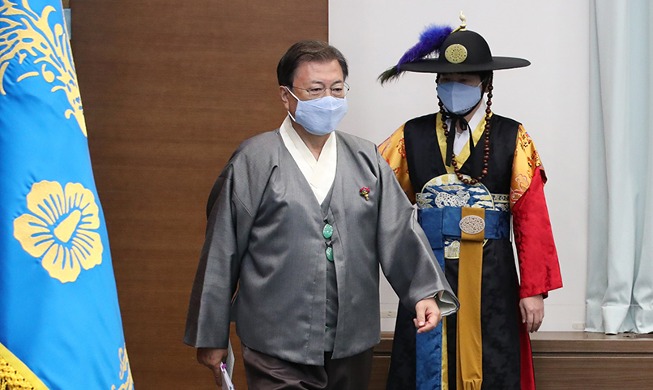 [Korea in photos] President Moon wears Hanbok at Cabinet meeting