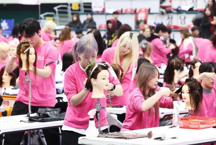 Beauty skills competition in Seoul suburb