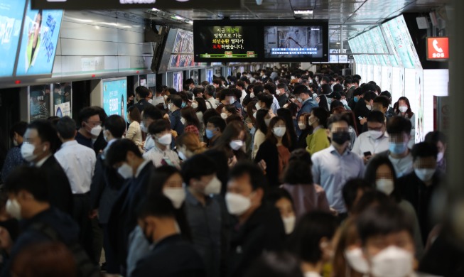 Mask-wearing rule expanded for public transit, flights