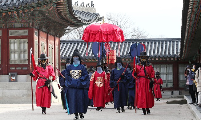 [Korea in photos] King, royal guards walk at Gyeongbokgung Palace