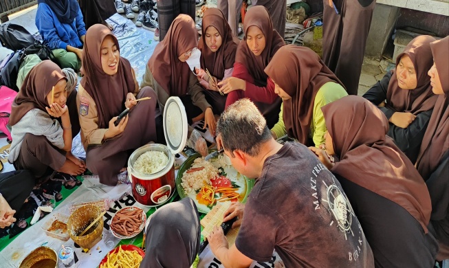 High school club in Indonesia holds Korean cooking class