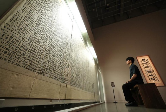 'Silent dialogue' with artwork