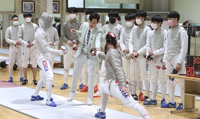 [Korea in photos] Olympic fencing champion returns to alma mater