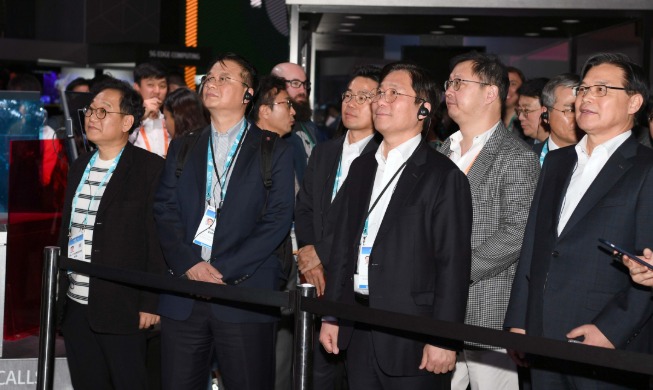 Trade minister urges support for next-generation sectors at CES