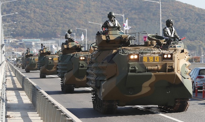 [Korea in photos] Amphibious assault vehicles train for real battle