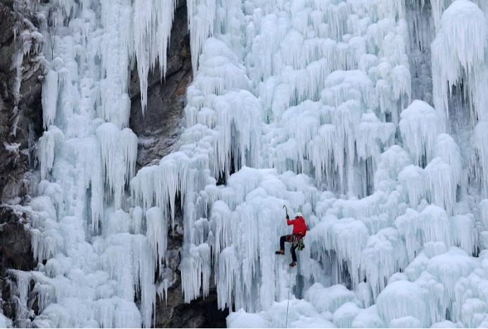 Clawing up ice wall