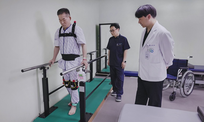 Uber-lightweight suit raises walking speed, lower-body strength