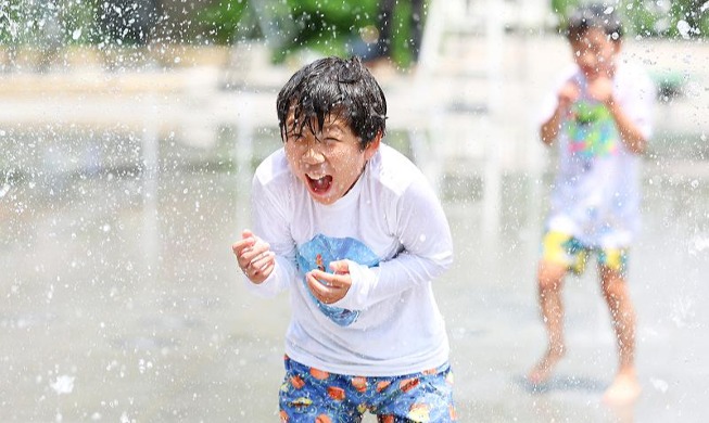 Playing with water to beat the heat