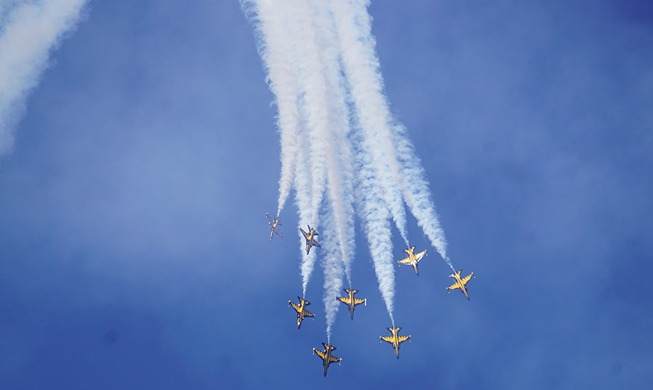 [Korea in photos] Aerial show marks opening of aerospace-defense expo