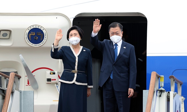 President Moon departs for UK to attend G7 summit