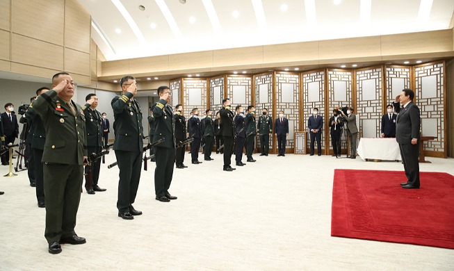 President Yoon salutes newly promoted generals