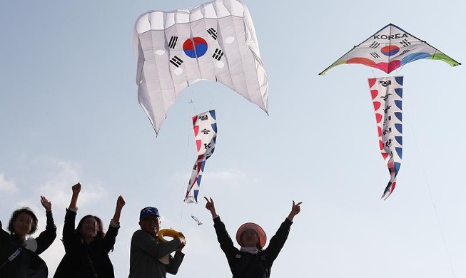 Flying kites to support national team in World Cup