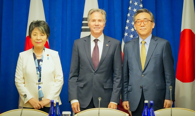 FM agrees with US, Japan to seek trilateral summit this year