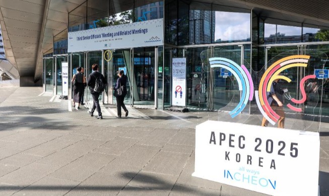 Honorary Reporters visit pre-APEC Summit meetings in Incheon
