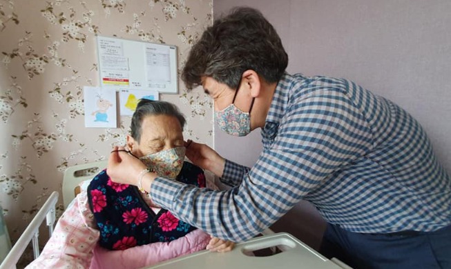 [Stay strong, Korea] Provincial facility makes 300 protective masks for elderly