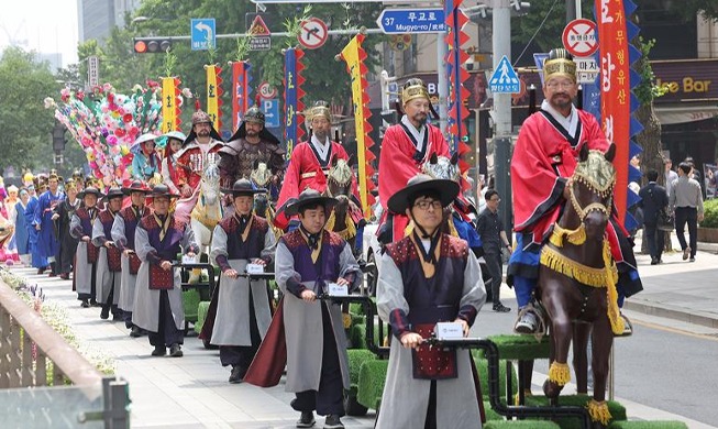 Colorful parade in Seoul marks traditional holiday Dano