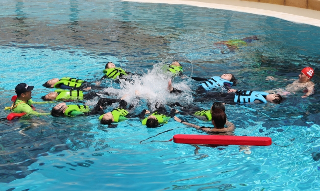 Learning swimming safety before summer vacation