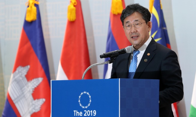 Minister's op-ed stresses cultural cooperation with ASEAN