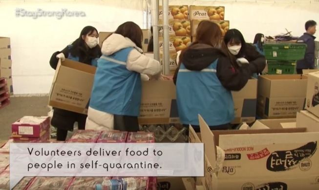 [Stay strong, Korea] Volunteers deliver food to those under self-quarantine