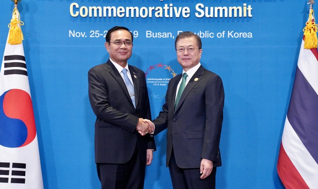 President Moon, Thai PM discuss boosting economic cooperation