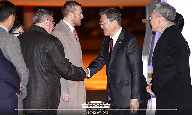 🎧 President Moon arrives in Hungary, to talk to Visegrad Group