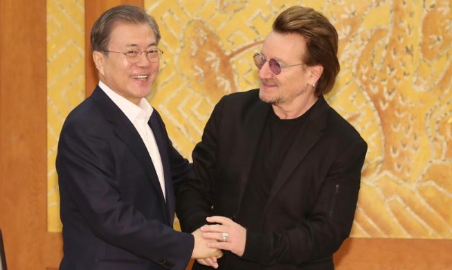 U2's Bono asks President Moon for medical support for Ireland