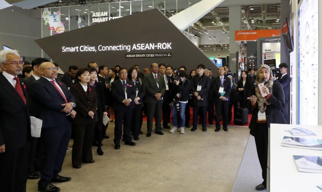 SE Asian nationals attend ASEAN-ROK Smart City Fair in Busan