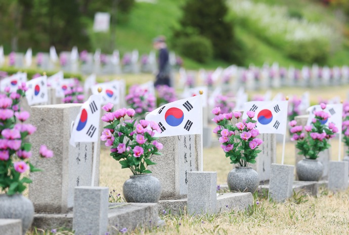 Tribute to heroes of 1960 revolution