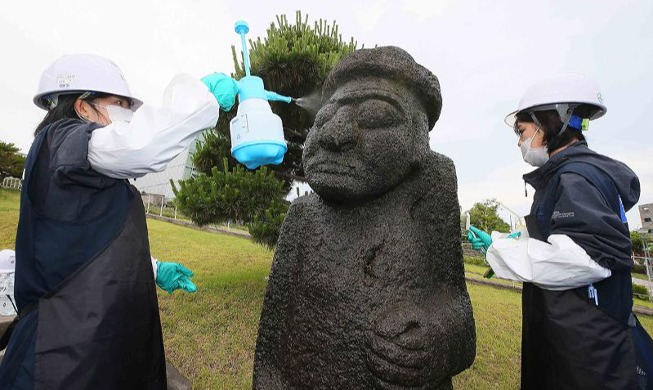 'Stone grandpa' on Jeju Island gets 1st shower in 5 years