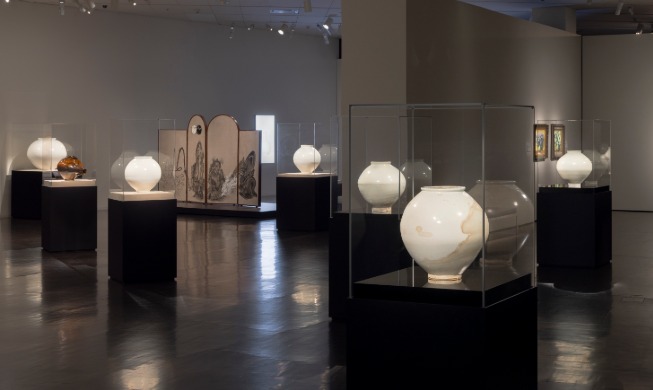 Denver Art Museum hosts exhibition of Korean moon jars