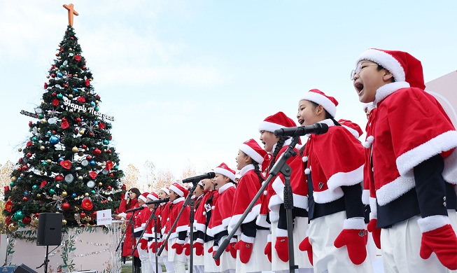 Children's choir sings for Salvation Army's annual Xmas drive