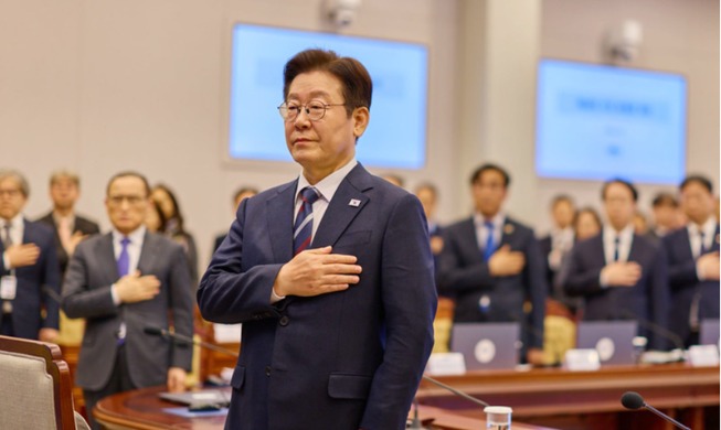 Int'l media cover diplomacy, AI, Hallyu in president's 1st year
