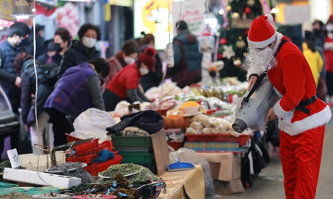 Santa disinfecting traditional market in Busan