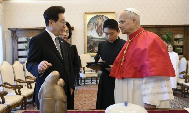 President Lee invites Pope Leo XIV to visit Korea next year