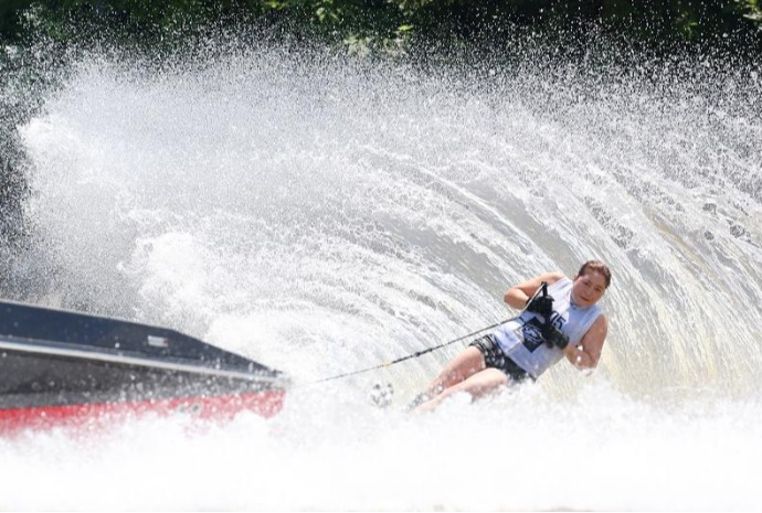 Cutting through currents on water skis