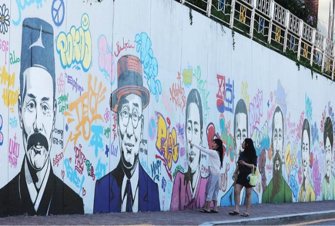Graffiti images of pro-independence heroes