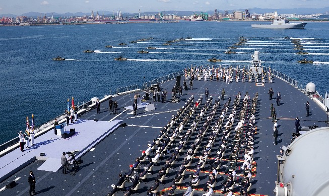 [Korea in photos] Marking Armed Forces Day on cutting-edge naval vessel