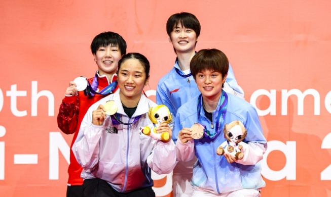 Women's badminton strikes singles, doubles gold at Asian Games