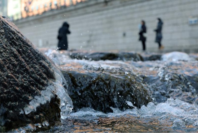 Cold wave blankets Seoul stream in ice