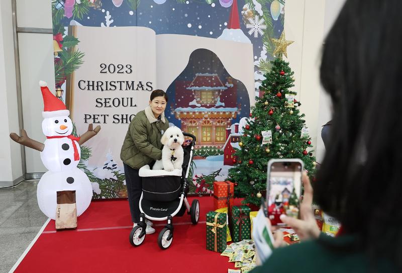 서울 강남구 세텍에서 15일 개막한 ‘2023 크리스마스 서울펫쇼’에서 관람객이 반려견과 기념 촬영을 하고 있다. 