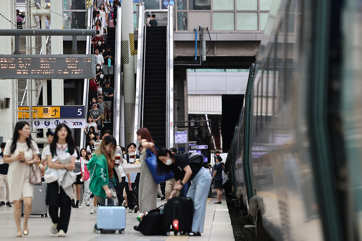 People on the morning of Sept. 13 walk toward their trains at Seoul Station headed for their hometowns ahead of the Chuseok (Korean Thanksgiving) holidays.