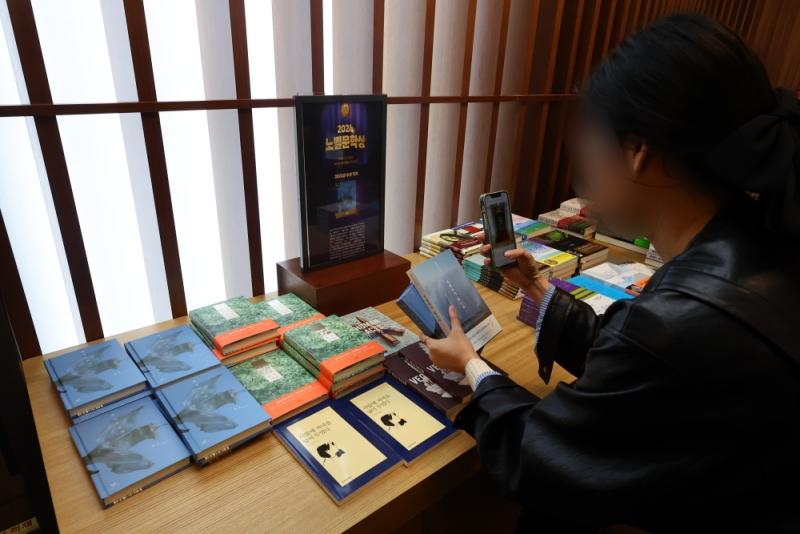 Books by novelist Han Kang, this year's winner of the Nobel Prize in Literature, on the afternoon of Oct. 10 are displayed at Kyobo Book Centre in Seoul's Jongno-gu District. (Yonhap News)  