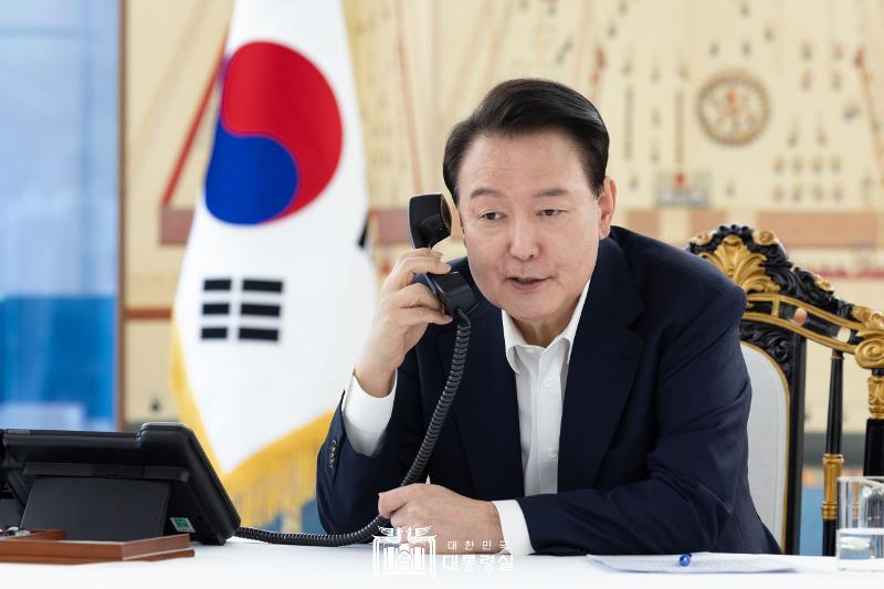 President Yoon Suk Yeol on Nov. 7 speaks to U.S. President-elect Donald J. Trump over the phone at the Office of the President in Seoul. (Office of the President)  