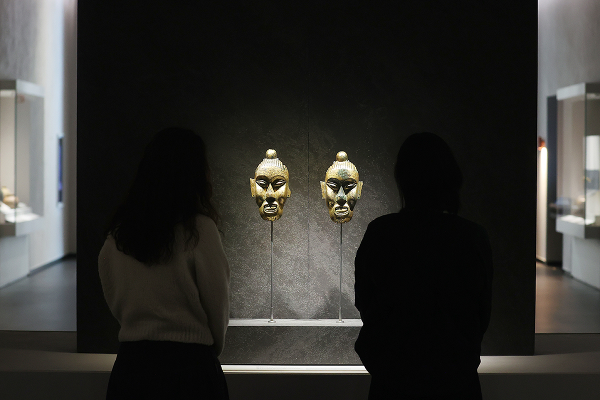 Visitors on Feb. 14 look around an exhibition hall at the National Museum of Korea in Seoul's Yongsan-gu District. They attended a media event for the reopening of the museum's renovated Prehistory and Ancient History section, which displays 1,156 items spanning 1,807 artifacts at rooms for the Paleolithic, Neolitihic, Bronze Age, Gojoseon, Buyeo and Samhan, and Goguryeo periods.